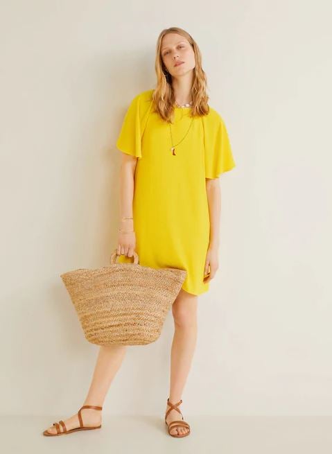 Mango también tiene otras alternativas al vestido amarillo de Paula Echevarría de la misma firma, y esta versión fluida y mini de mangas con volantes nos ha consquistado tanto para ir a la playa como para ir al trabajo. (29,99 euros).