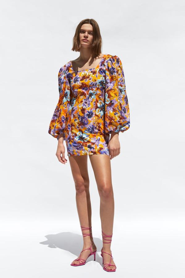 Vestido de escote recto y manga larga abullonada. Cierra en la espalda con una cremallera oculta en la costura (39,95 euros).