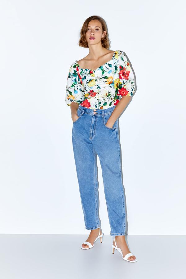 Cuerpo de escote recto y manga abullonada por debajo del codo. Lleva unos frunces en el delantero y un elástico tipo nido de abeja en la espalda (25,95 euros).