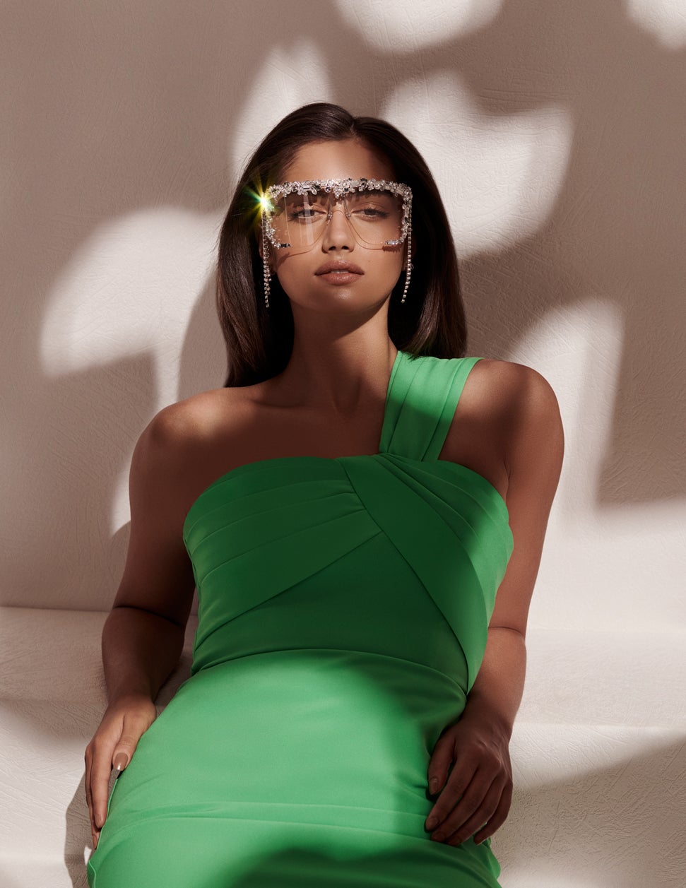 Vestido con escote recto drapeado de Vince Camuto. Las gafas con pantalla XL y adornos de cristal son de Givenchy.