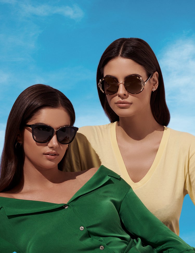 Vestido camisero con escote barco de Alice + Olivia y gafas de Tous. Los aros son de Aristocrazy. Detrás, camiseta de American Vintage, gafas de Jimmy Choo y pendientes de La Cabellera de Berenice.