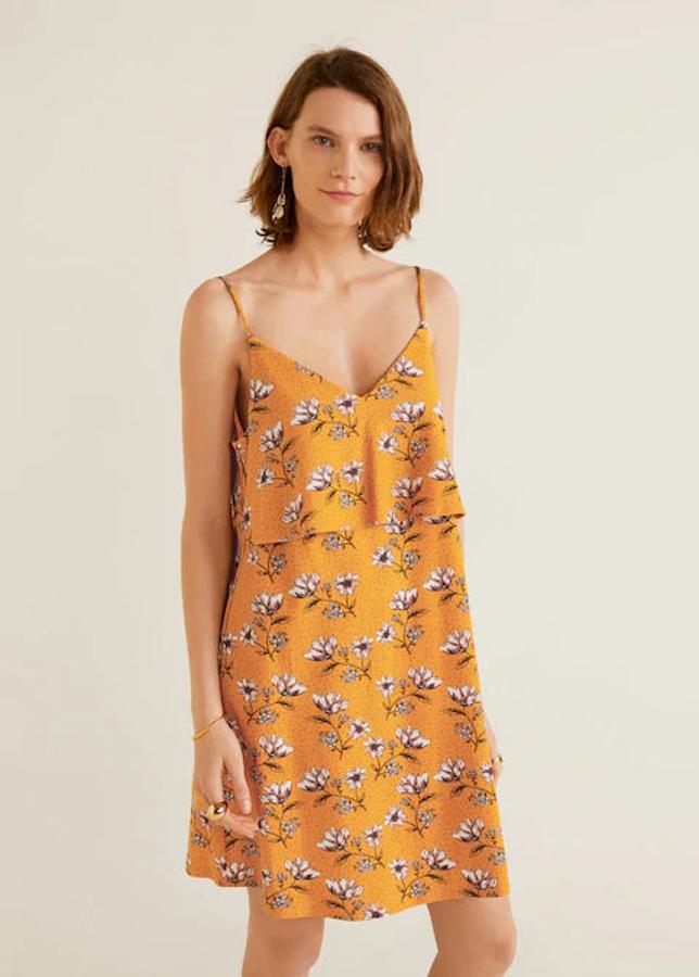 Vestido de doble capa en color mostaza y con estampado floral, 12,99 euros.