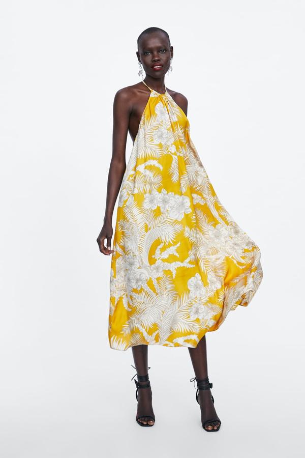 Vestido fluido con estampado tropical, hombros descubiertos y escote en la espalda, 49,95 euros.