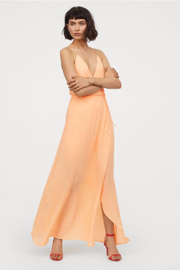 Vestido largo crepe en color albaricoque con abertura, 49,99 euros.