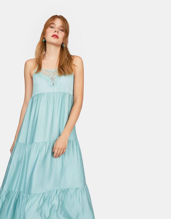 Vestido lencero con detalles de bordados en color verde pastel, 25,99 euros.