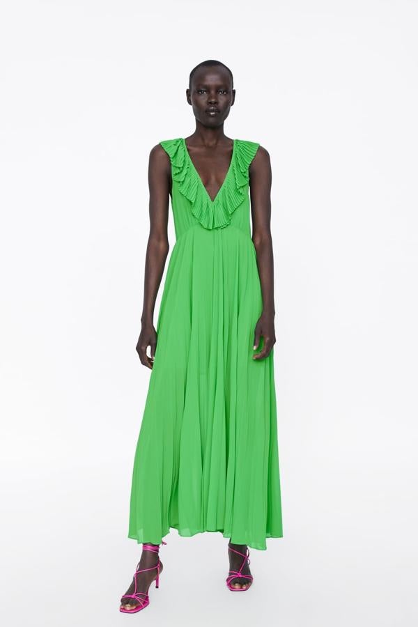 Vestido plisado con escote en pico, manga sisa y tejido plisado en color verde, 39,95 euros.