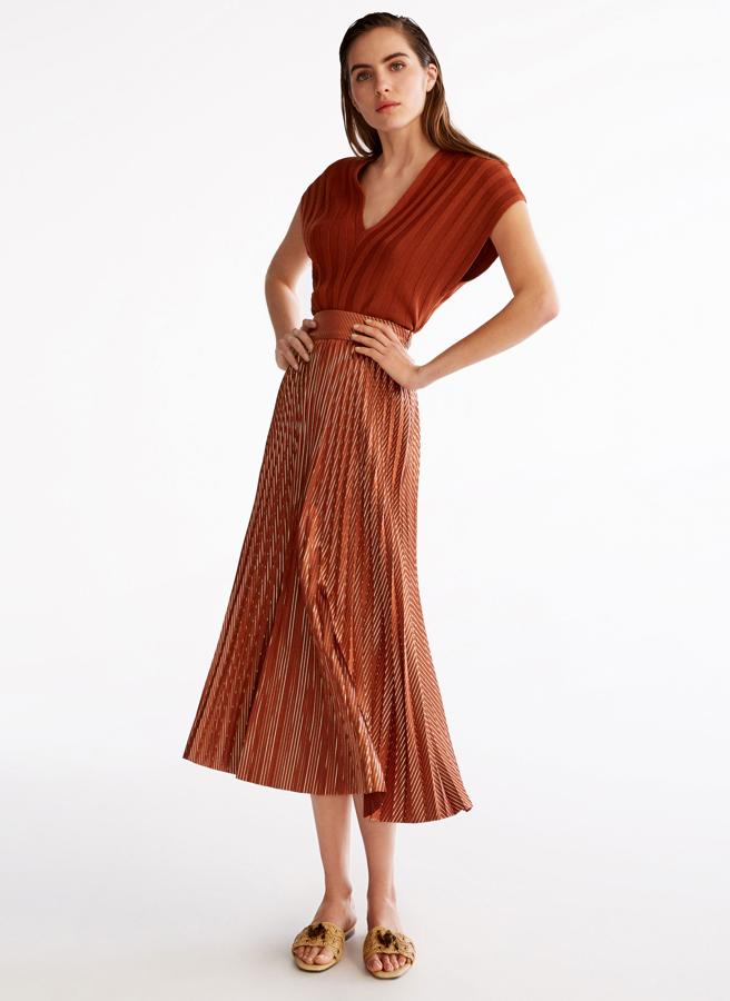 La clásica falda plisada pero con un toque de brillo. Una apuesta segura en un tono que favorece al máximo con una piel bronceada (99 euros).