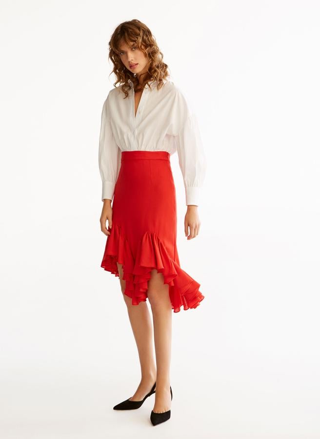 Si le quieres dar a tu look color y movimiento, esta es tu falda. Los volantes a diferentes alturas la hacen así de especial (99 euros). Y no te tienes que complicar la vida porque queda preciosa con una sencilla camisa blanca.