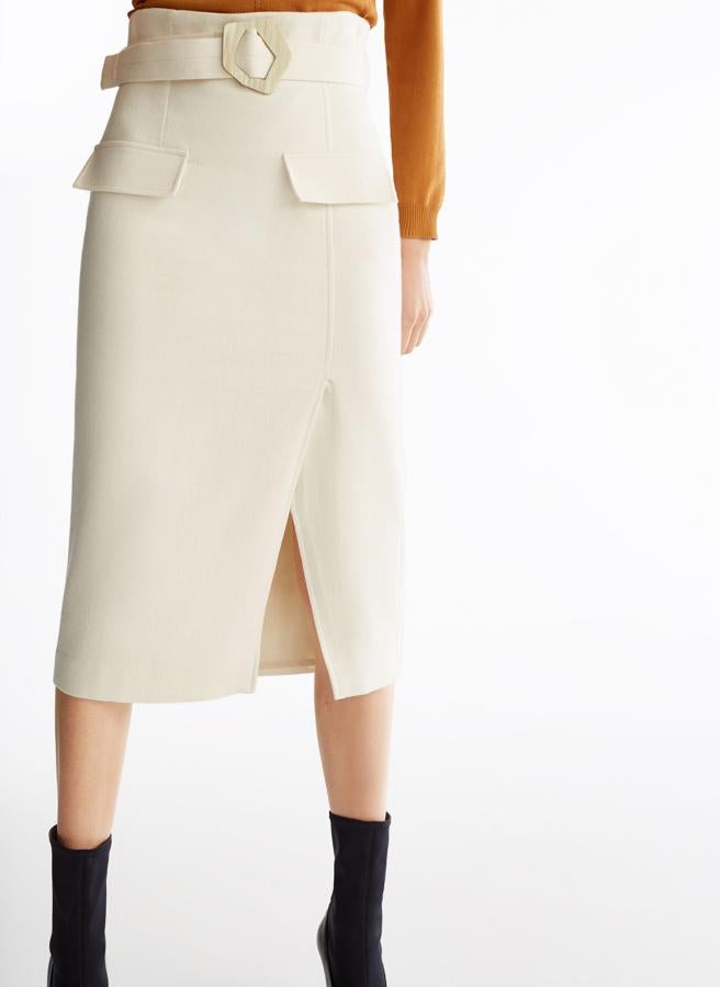 Esta es la falda que más vas a aprovechar a lo largo de la temporada. Porque igual te sirve para un bautizo que para un look de oficina. La mala noticia es que está agotada, pero repondrán unidades (89 euros).
