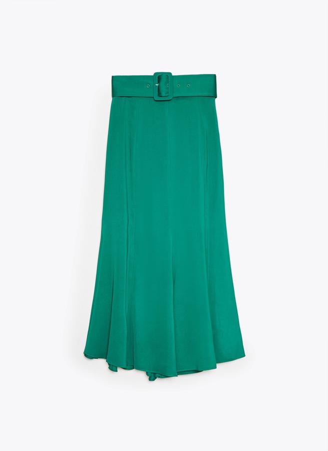 Su color turquesa es uno de los más favorecedores. Con cinturón y un ligero vuelo en el bajo, la puedes combinar con una blusa de cualquier color. Y te favorecerá aún más si te la pones con unas sandalias doradas (99 euros).