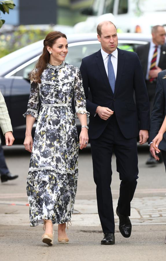 Eso sí, para la cita de tarde, a la que también ha acudido la Reina Isabel II, Kate Middleton ha vuelto al estilo al que nos tiene acostumbradas, y ha estrenado un maxi vestido de inspiración 'boho' con estampado de flores de Erdem que ha combinado con otro complemento 'made in Spain': unas alpargatas de cuña en ante cámel de Castañer.