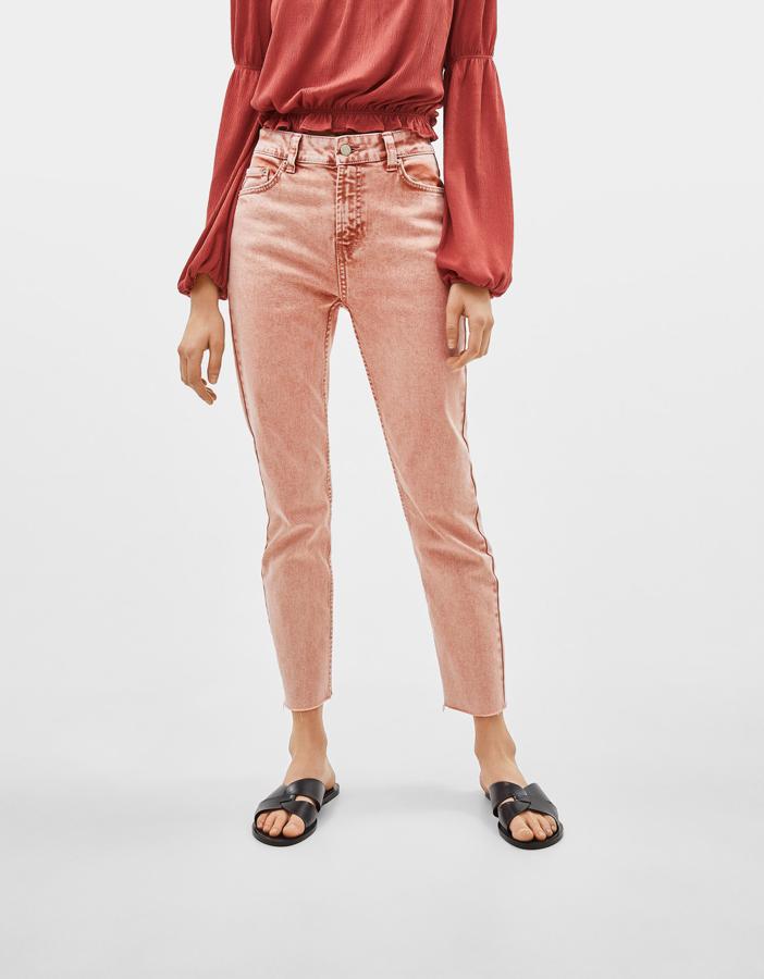 Una vuelta de tuerca a los mom jeans, esta vez en rosa. Se han quedado en 13,99 euros.