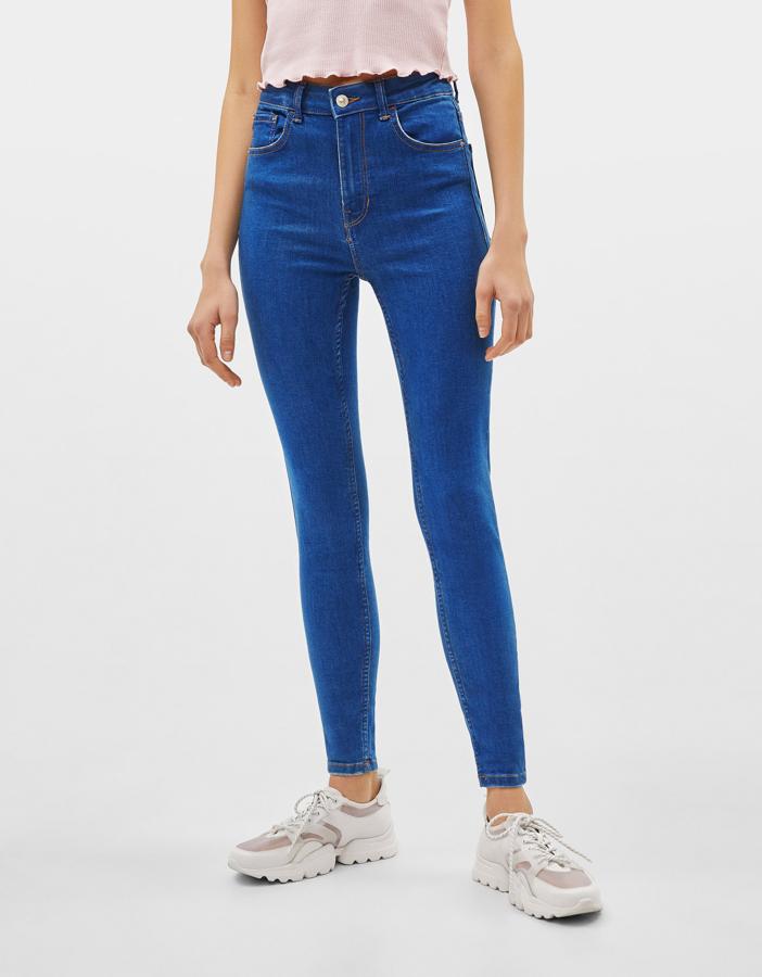 Un básico de fondo de armario, unos vaqueros pitillo. Hay en dos tonos de azul y cuestan, rebajados, 13,99 euros.