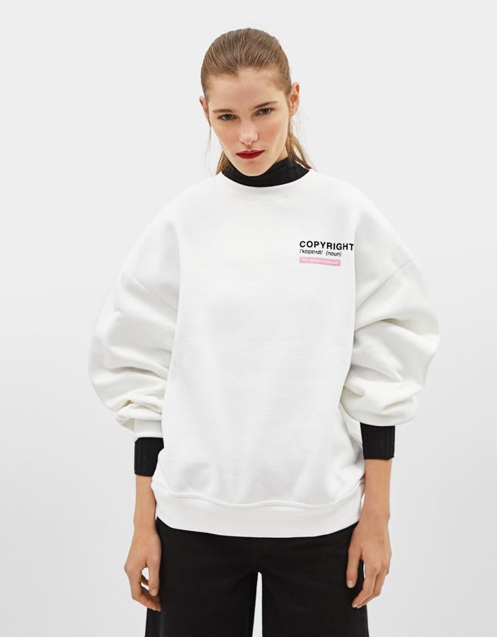 Nos gustan mucho las sudaderas y camisetas con mensaje. Esta de Bershka se ha quedado en 11,19 euros.