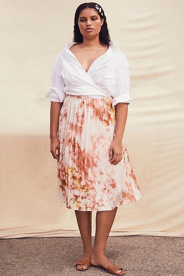 Un look de falda plisada y camisa con truco de estilismo de Violeta.