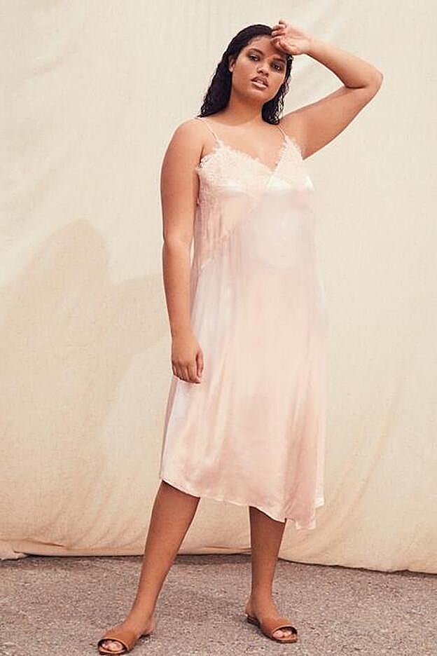 Vestido lencero en tejido satinado rosa de la nueva colección de Violeta.