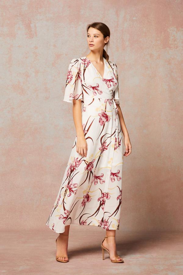 Este 'wrap dress' con estampado de maxi flores en tonos rosas y amarillos de Truth&Fable (68 euros en Amazon) es perfecto para tus looks de invitada más románticos y femeninos.