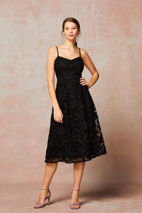 Decimos 'sí, quiero' a los vestidos negros para las bodas. Este de Truth&Fable (80 euros en Amazon), de inspiración retro en tul bordado será tu básico de invitada para todas tus bodas de día. Juega con los complementos, y será un acierto seguro.