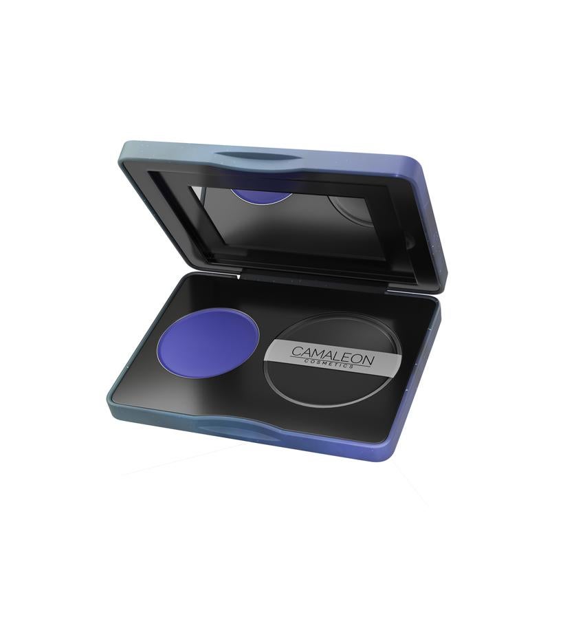 La fórmula del colorete en crema cambia de color al contacto con la piel. Este tono azul se transforma en un rosa suave que proporciona un aspecto radiante al rostro. Contiene aceites de aguacate que hidrata, suaviza y protege la piel de agresiones externas y de jojoba, rico en vitamina E que actúa como antioxidante y que aporta hidratación y nutrición a la piel, y Manteca de Karité, rica en vitamina A que regenera y revitaliza. Tanto el colorete como la esponja son hipoalergénicos. (12,50 €).