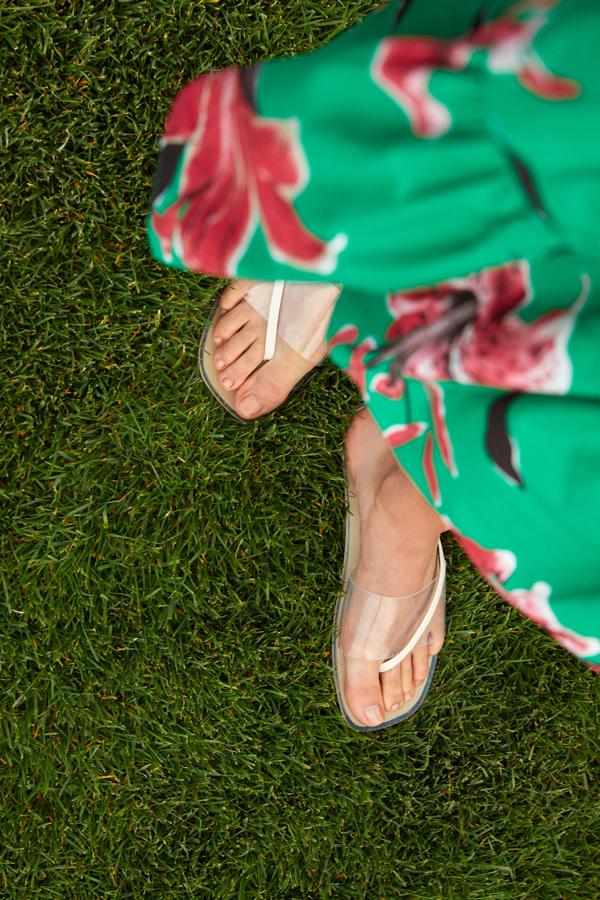 En este caso, la tira de vinilo transparente de estas sandalias planas de Zara (25.95 euros) consigue que nuestras piernas parezcan más largas.