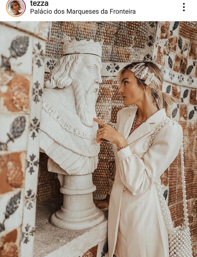 La influencer Tezza apuesta por un look con blazer tipo vestido y minibolso de perlas en color blanco a juego con sus pasadores del pelo ¡Todo un acierto!