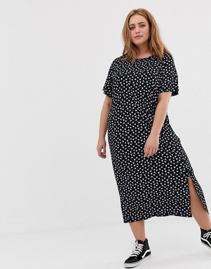 Maxi vestido negro con estampado de flores Liberty en blanco y detalle de abertura en la falda de  Asos .  Cuesta 27.99  euros, y está disponible hasta la talla 56.