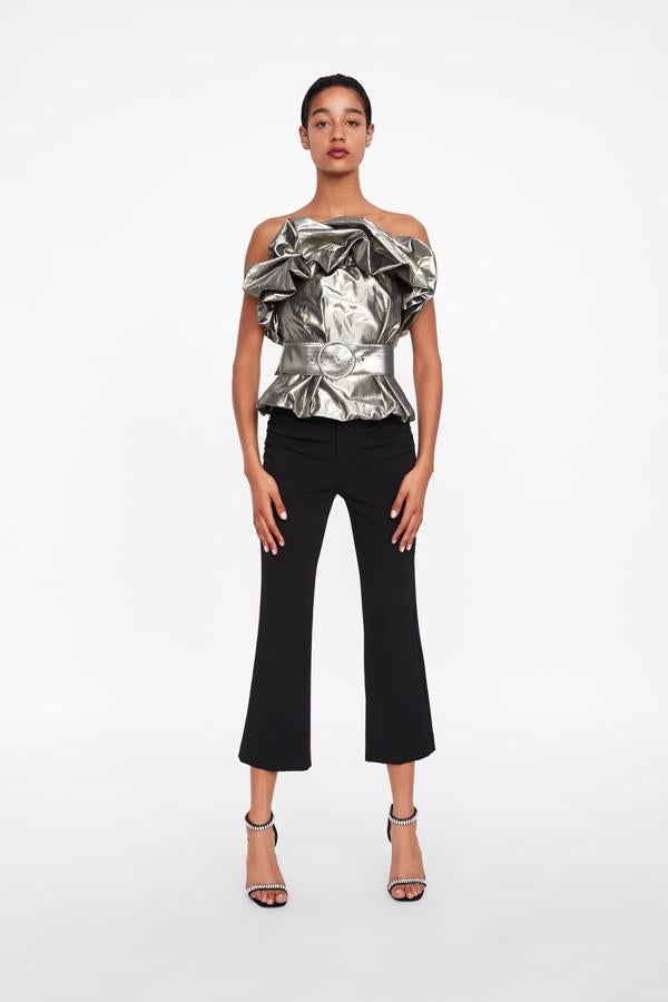 Cuerpo entallado con escote elástico recto y hombros descubiertos. Lleva un cinturón combinado a tono con hebilla metálica. Cierra en el lateral con una cremallera oculta en la costura (49,95 euros).