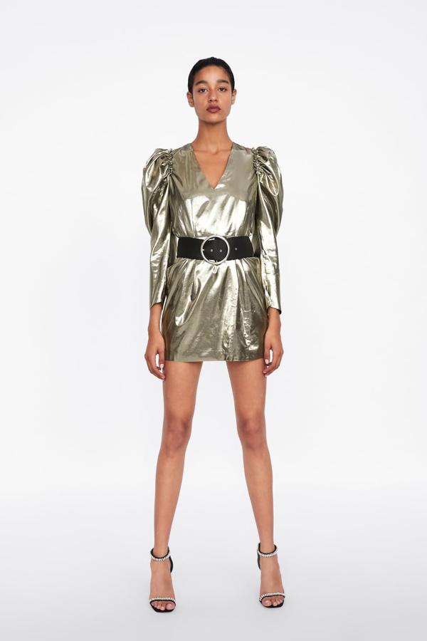 Vestido corto con escote de pico y manga larga abullonada. Lleva pinzas tanto en el delantero como en la espalda cierra en la espada con una cremallera oculta en costura (49,95 euros).