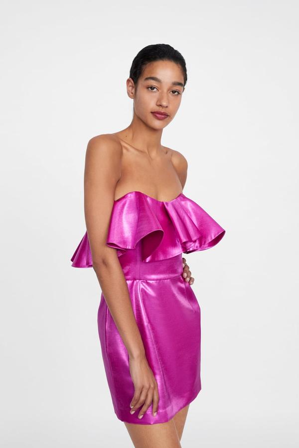 Minivestido con escote pico y hombros descubiertos. Lleva un gran volante en pecho y elástico en espalda. Cierra en la espalda, con una cremallera oculta en la costura. Cuidado: el cinturón no va incluido en el look (49,95 euros). El cinturón que se muestra en el look no va incluído