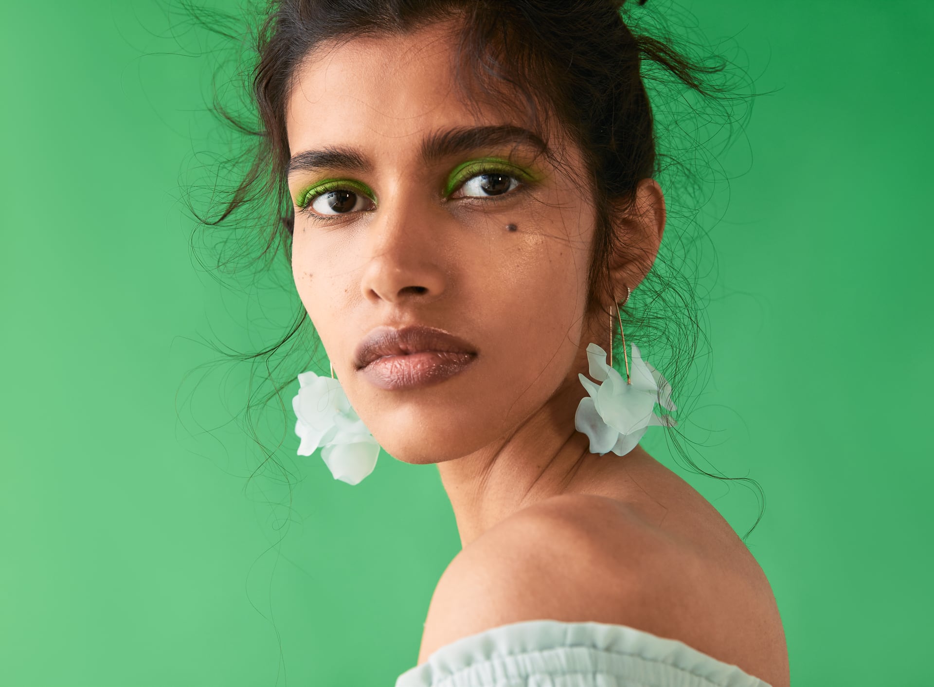 Delicados pendientes en forma de pétalos aguamarina (15.95 euros en Zara).