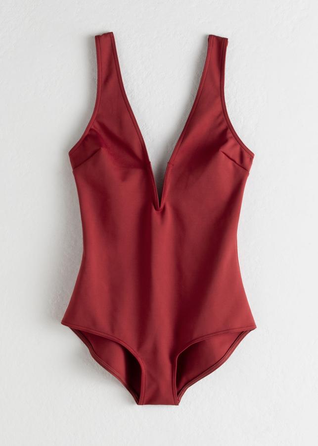 Si te gusta que tu bañador le de al pecho una forma escultural, lo vas a conseguir con este modelo de escote en V que sienta de escándalo, gracias también a su braguita baja, que recoge los glúteos (59 euros).