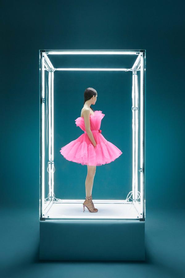 ... y este imponente mini vestido de inspiración bailarina en tul fucsia de Giambattista Valli x H&M (299 euros).