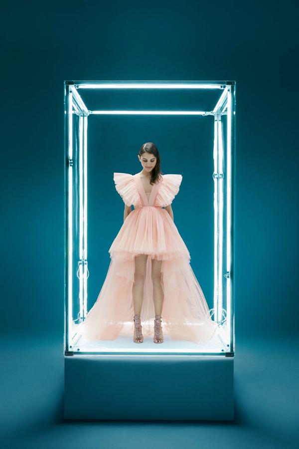 El vestido de Kendall Jenner en la gala amFAR de Cannes es un 'mix' entre este vestido de tul nude asimétrico de Giambattista Valli x H&M (499 euros)...