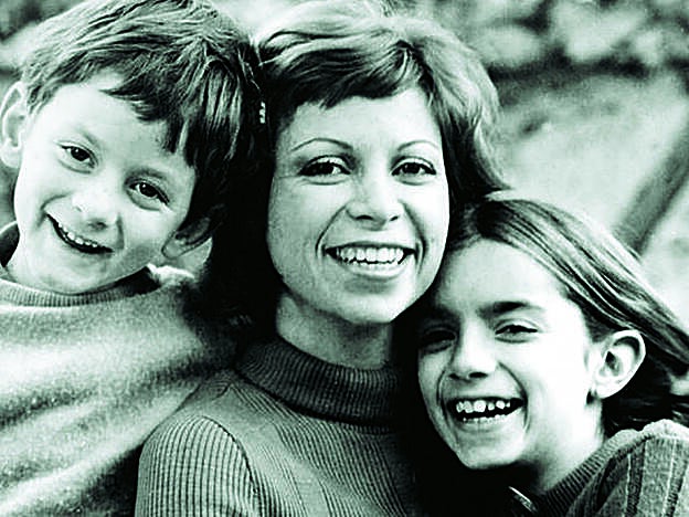 Con sus hijos Nicolás (1967) y Paula (1963), que falleció con 28 años y a la que dedicó un emotivo libro.