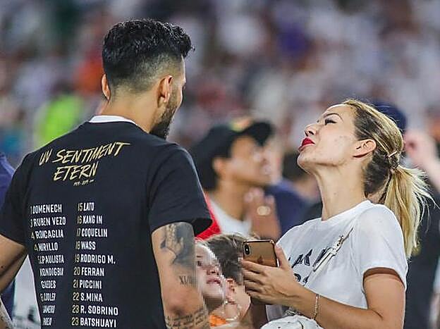 Tarama Gorro junto a Ezequiel Garay tras la victoria del Valencia en la final de la Copa del Rey frente al Barcelona.