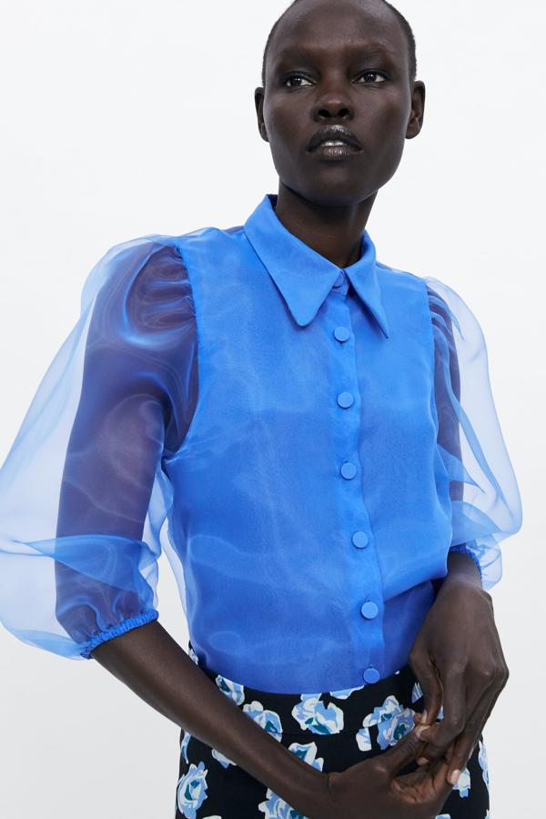 El azul klein es, problablemente, uno de los tonos más favorecedores que existen. Y esta blusa de organza, con mangas abullonadas y espalda transparente, una de las más bonitas de la colección de verano de Zara.  Precio: 39.95 euros  en  Zara .