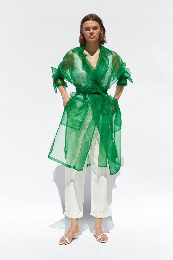 Este trench de organza verde hierba es  el clon 'low cost' de la gabardina blanca de Lanvin  que lució hace unas semanas la Reina Rania de Jordania.  Precio: 59.95 euros  en  Zara .