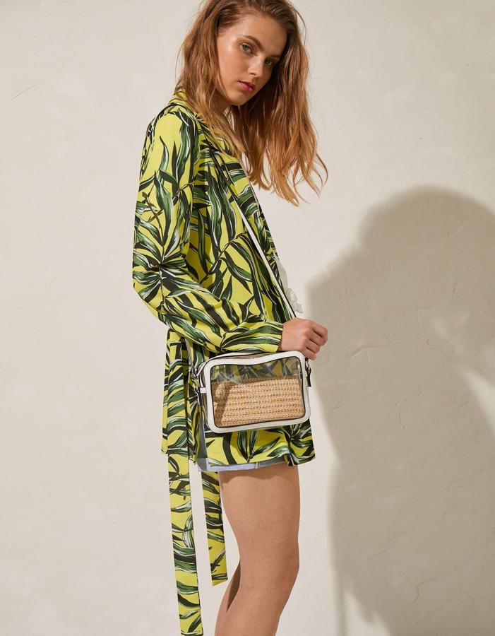 Americana fluida, con fondo amarillo y estampado de hojas, lleva cinturón del mismo tejido (19,99 euros).