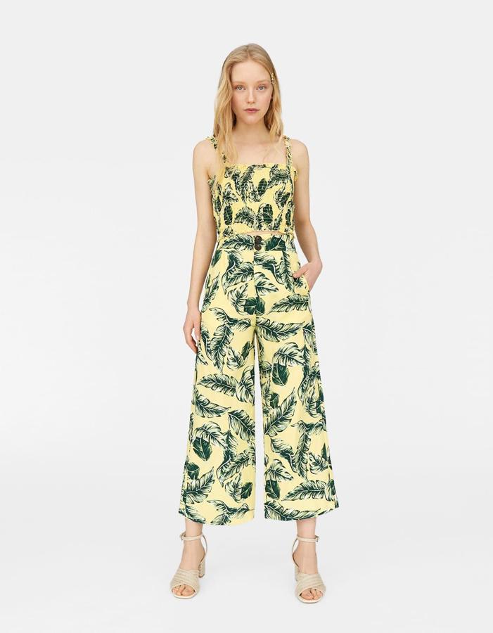 Conjunto de pantalón culotte y top elástico de tirantes con estampado de hojas (top: 12,99 y pantalón: 19,99 euros).
