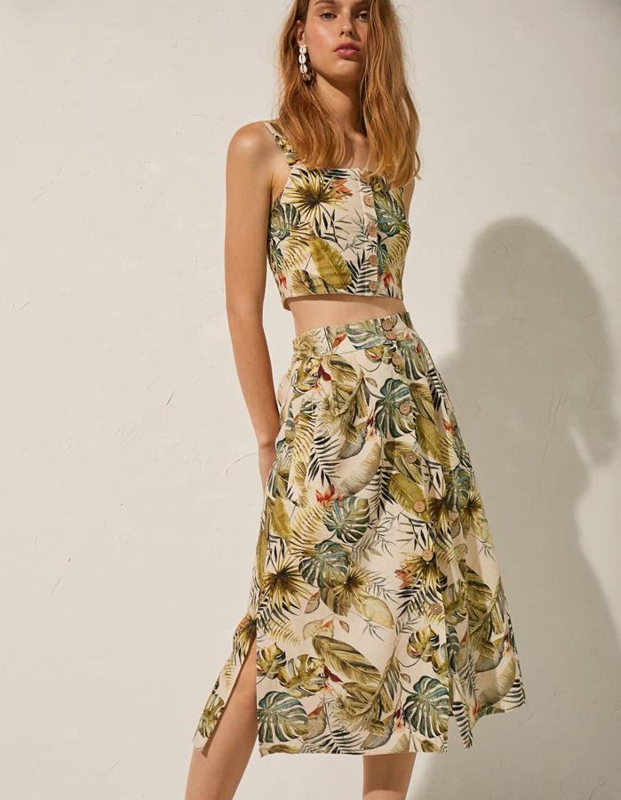 Conjunto rústico, de top y falda abotonada, en tonos verdes (top: 25,99 y falda: 25,99 euros).