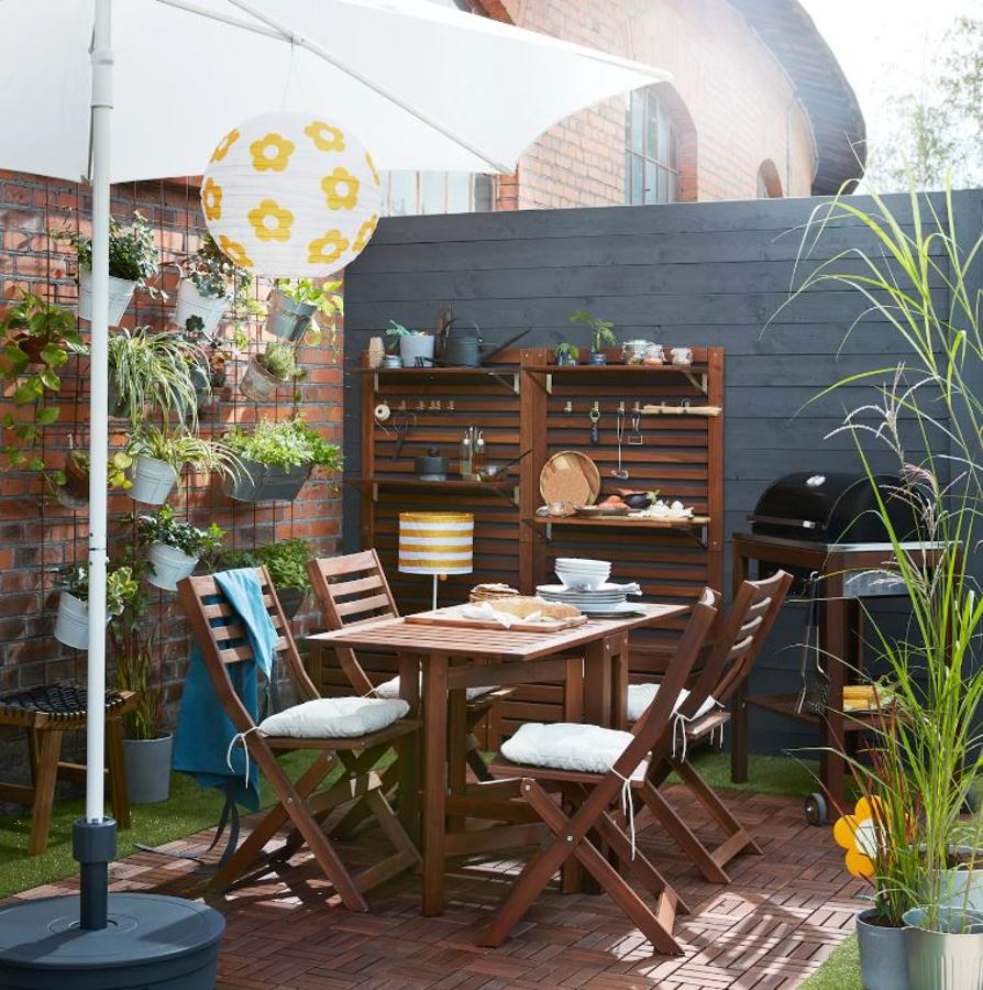 La madera de teka es una apuesta segura para tu mobiliario de exterior, como nos proponen desde IKEA.