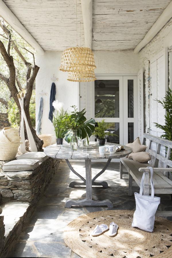El mar inspira las tendencias deco para el verano de Muy Mucho, que nos propone un comedor exterior en el que la madera rústica envejecida y los tonos naturales son los protagonistas.