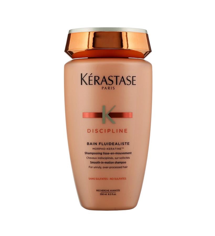 Si eres adicta al calor o tu cabello es naturalmente ingobernable, este es tu champú. Proporciona beneficios de fluidez y anti-frizz, dejando las fibras cerradas y brillantes. Y si te gusta la espuma, cuenta con una base optimizada para crear la que esperas de un champú. (18,60 €).