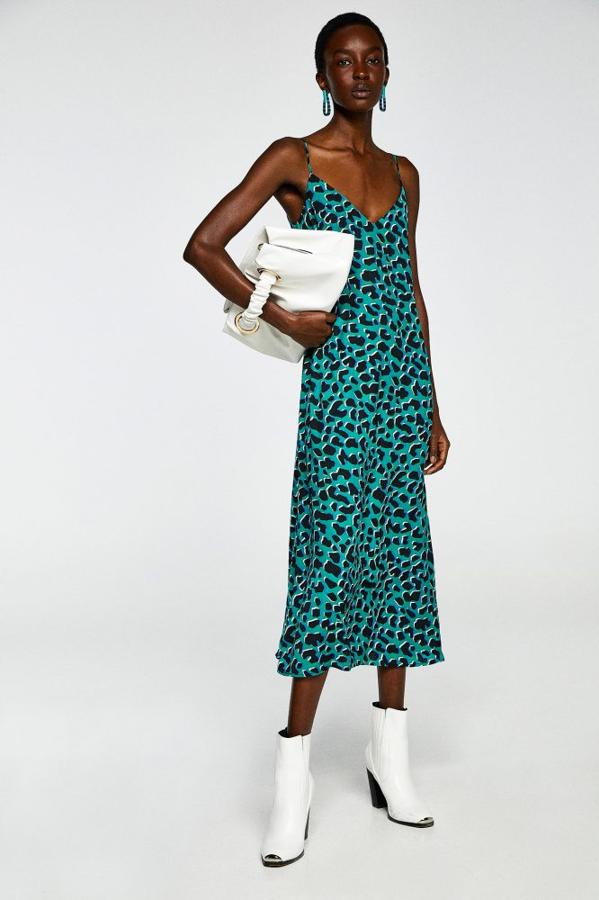 Vestido midi con estampado animal print de leopardo en color verde, 19,99 euros.