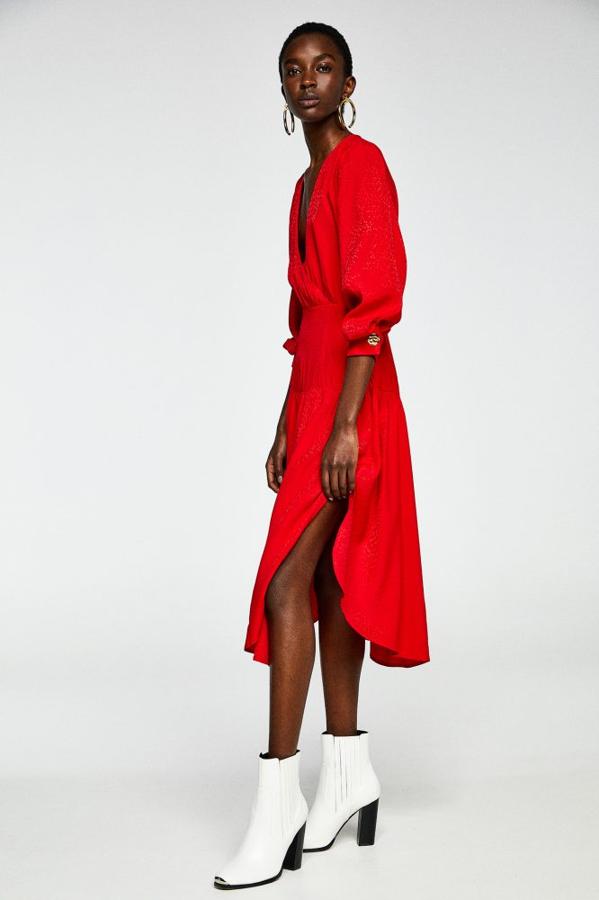 Vestido midi jacquard en color rojo con escote en pico, 39,99 euros.