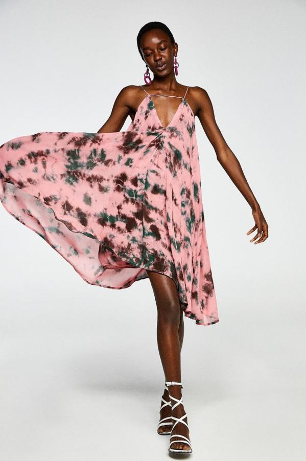 Vestido con diseño tie-dye en color rosa, 35,99 euros.
