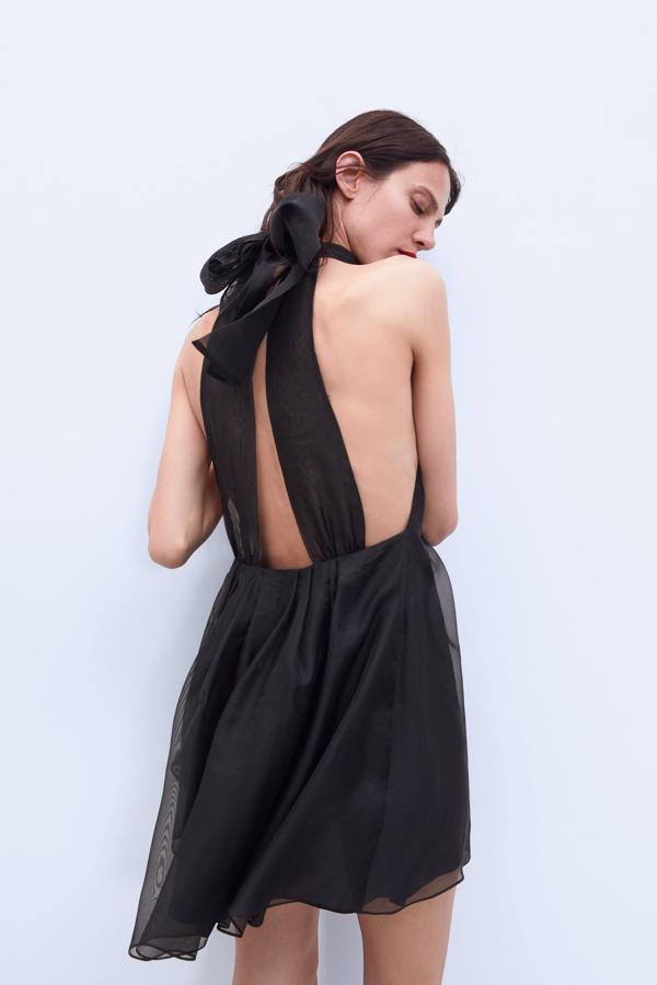 Si buscas un LBD con el que impresionar y sacar tu cara más sofisticada y sensual, este mini vestido negro de organza es una apuesta segura.  Precio: 49.95 euros  en  Zara .