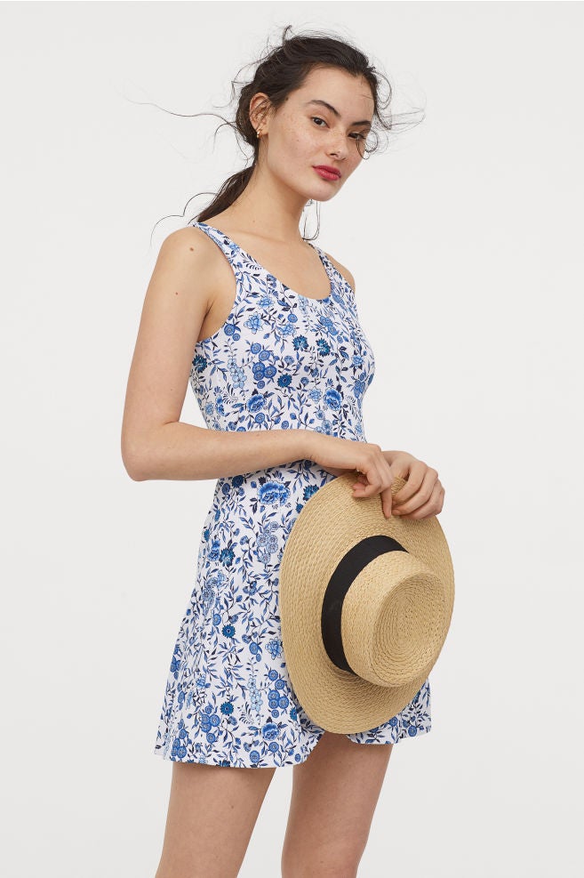 Vestido mini con estampado floral de vuelo. (9,99 euros).