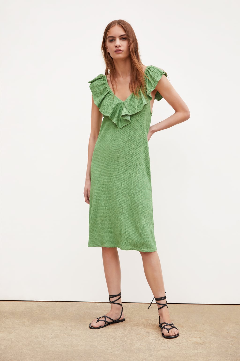 El vestido midi más bonito y barato de la temporada está en los special price de Zara. (9,99 euros).