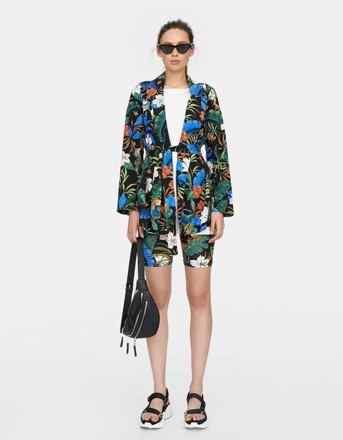 UN conjunto irresistible de americana fluida con cinturón (Stradivarius, 19,99 euros) y mallas ciclistas (Stradivarius, 7,99 euros). El estampado selvático es maravilloso.